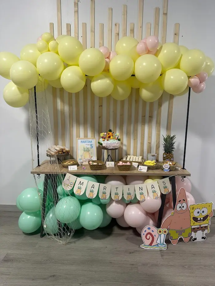 Mesa cumpleaños globos amarillos Gomiballs Elche