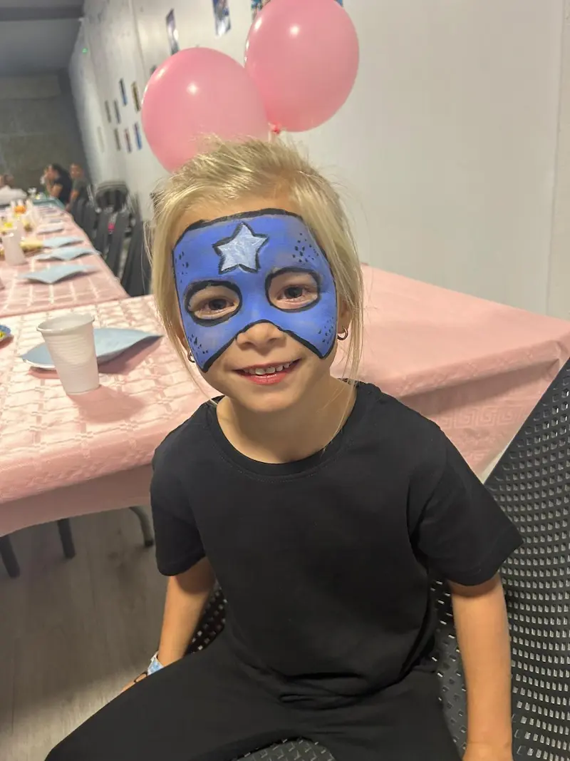 Niña con pintacaras en cumpleaños Gomiballs Elche