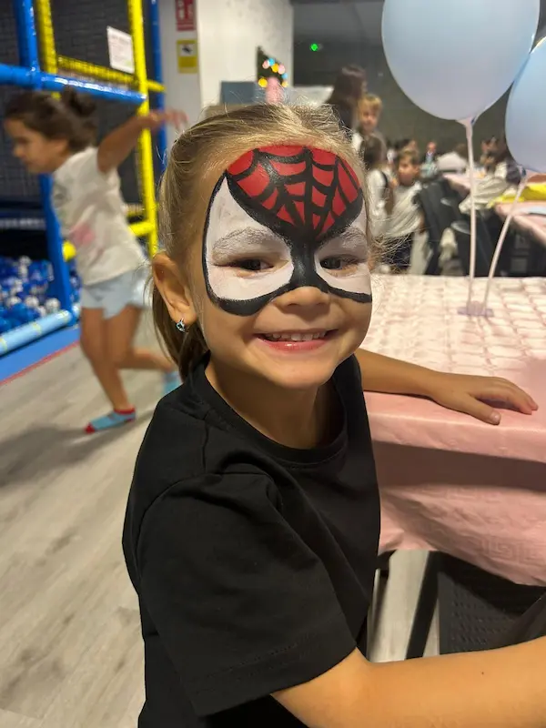 Pintacaras en cumpleaños infantil Gomiballs Elche