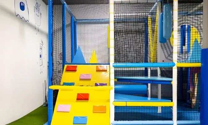 Rampa y escalada parque infantil Gomiballs Elche