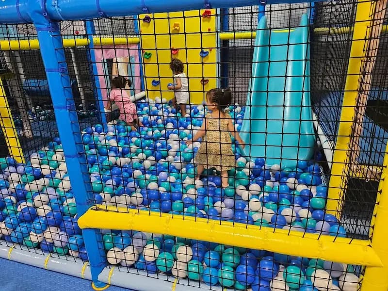 Zona parque bolas interior Gomiballs Elche