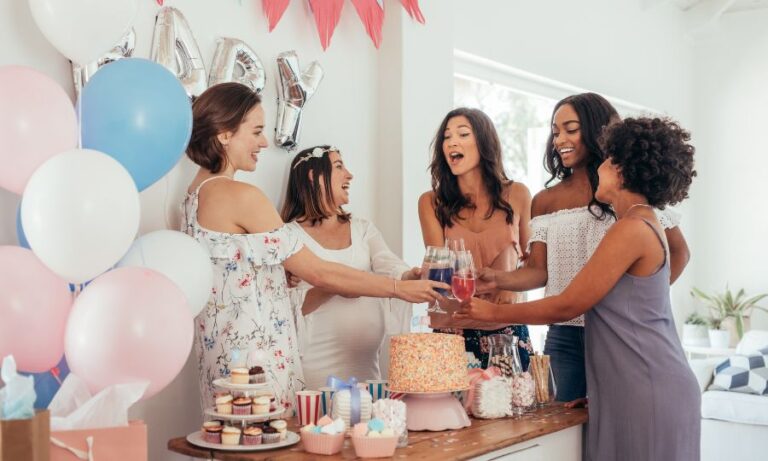 Mujeres brindando y celebrando un baby shower con decoración de globos en Gomiballs Elche