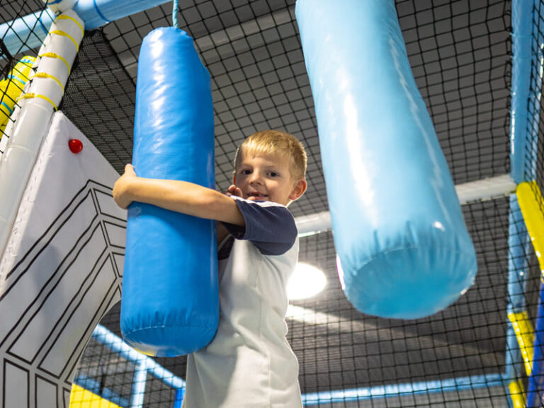 Niños jugando en parque de bolas infantil en Elche